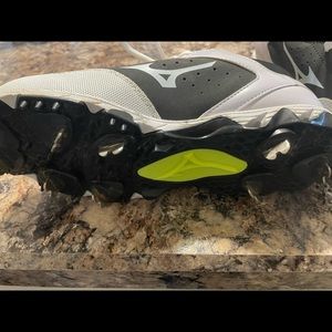 Minuzo softball cleats